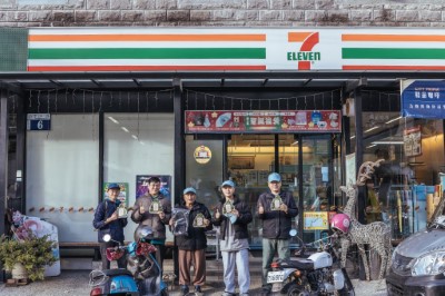 林業保育署臺中分署梨山工作站李彥興主任、7-ELEVEN 梨山門市店長、梨山里賴聖功里長及在地居民於共同參與改良式獵具推廣